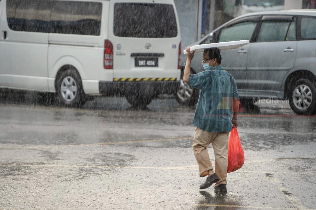 Hujan deras, badai petir melanda beberapa daerah di Sarawak
