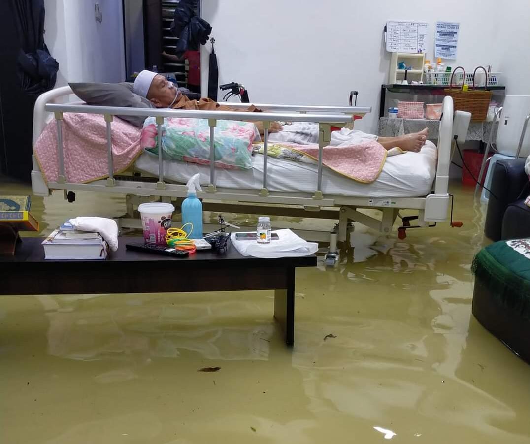 Inondations : des femmes demandent de l’aide pour retirer leur père d’un accident vasculaire cérébral, une maison inondée