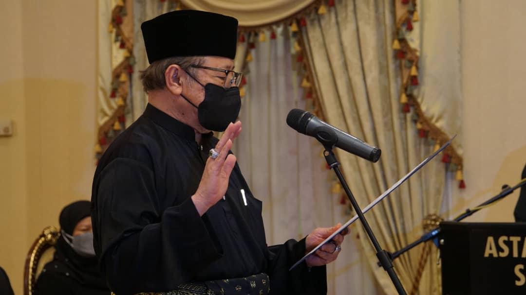 PRN Sarawak : Abang Johari a prêté serment en tant que ministre en chef