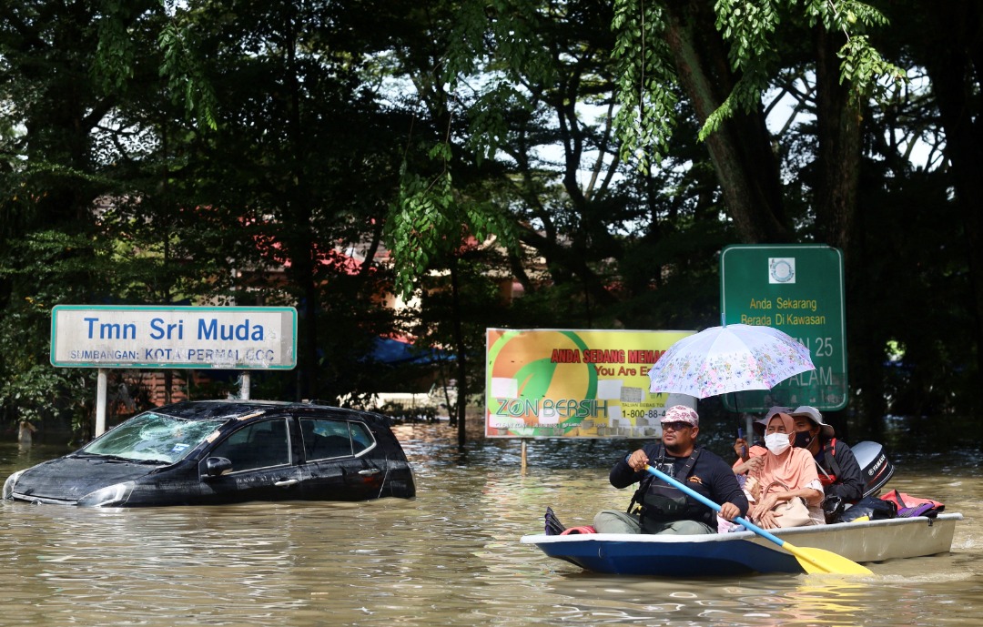 Banjir: Ikat tubuh anggota keluarga agar tidak hanyut oleh banjir
