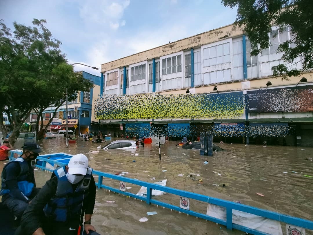 Banjir: Toko serba ada dibobol di Taman Sri Muda