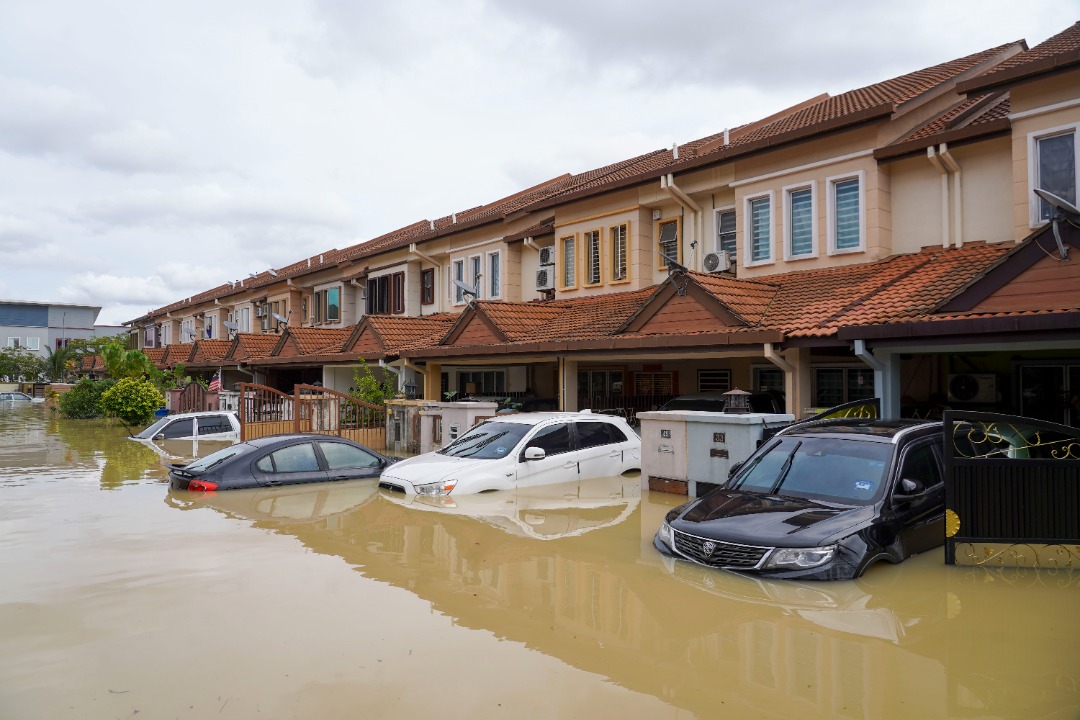 Pejabat tanah klang semakan bantuan banjir