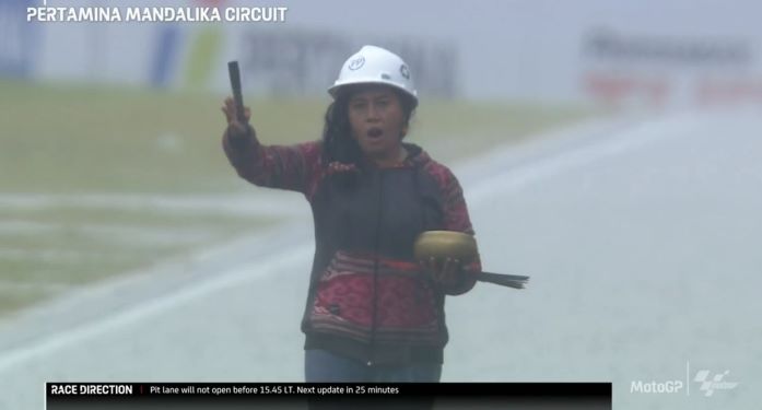 Handler effectue un rituel pour arrêter la pluie au GP d’Indonésie