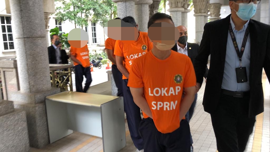 Neuf individus, dont un Datuk, ont été arrêtés pour corruption