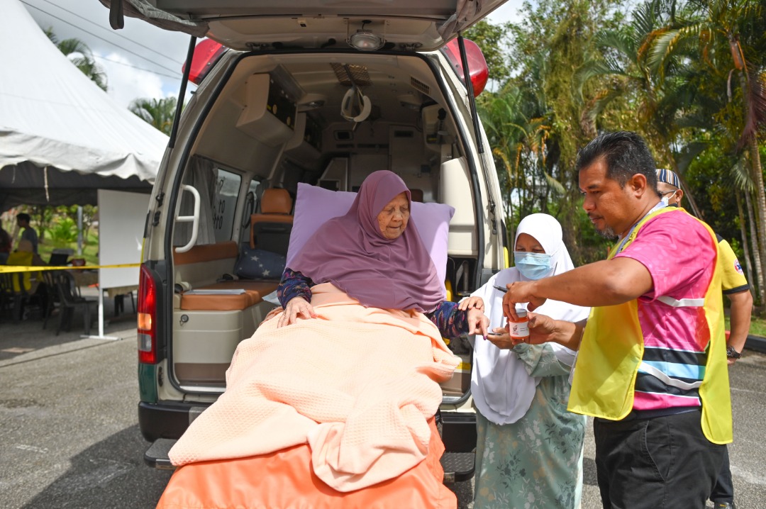 PRU15: Balu Menteri Besar Terengganu naik ambulans untuk mengundi