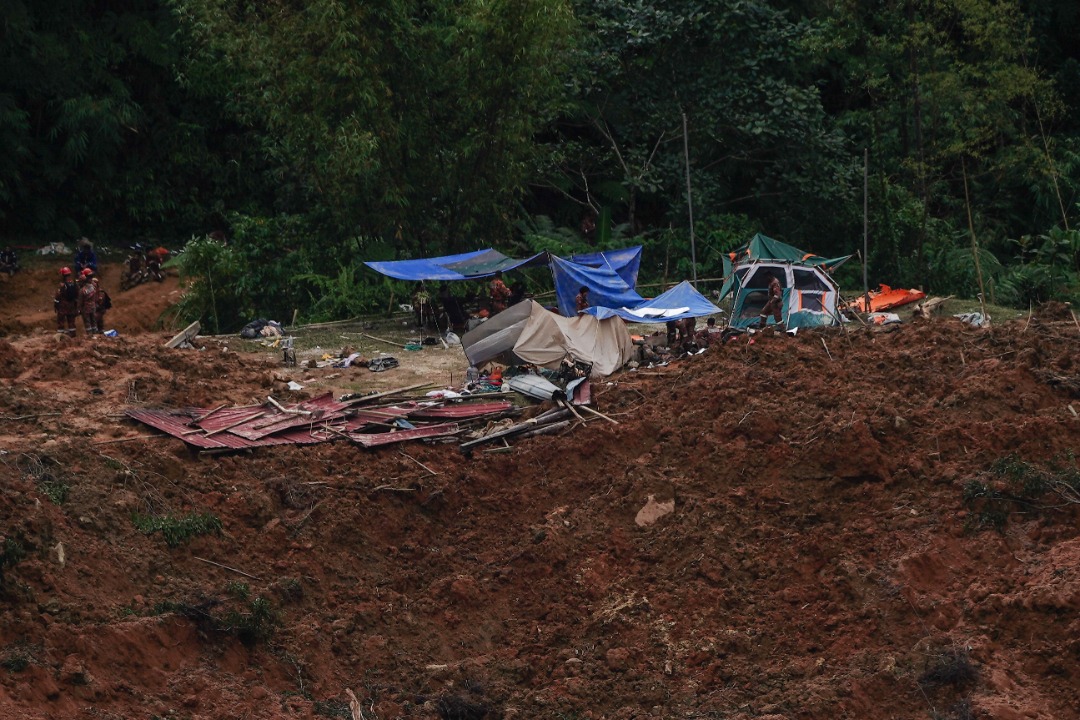 Tanah runtuh: Pecah cermin kereta, peluk mayat kanak-kanak