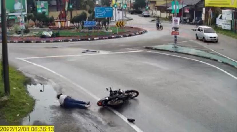 [VIDEO] Tiga penunggang motosikal cedera, tergelincir akibat tumpahan diesel
