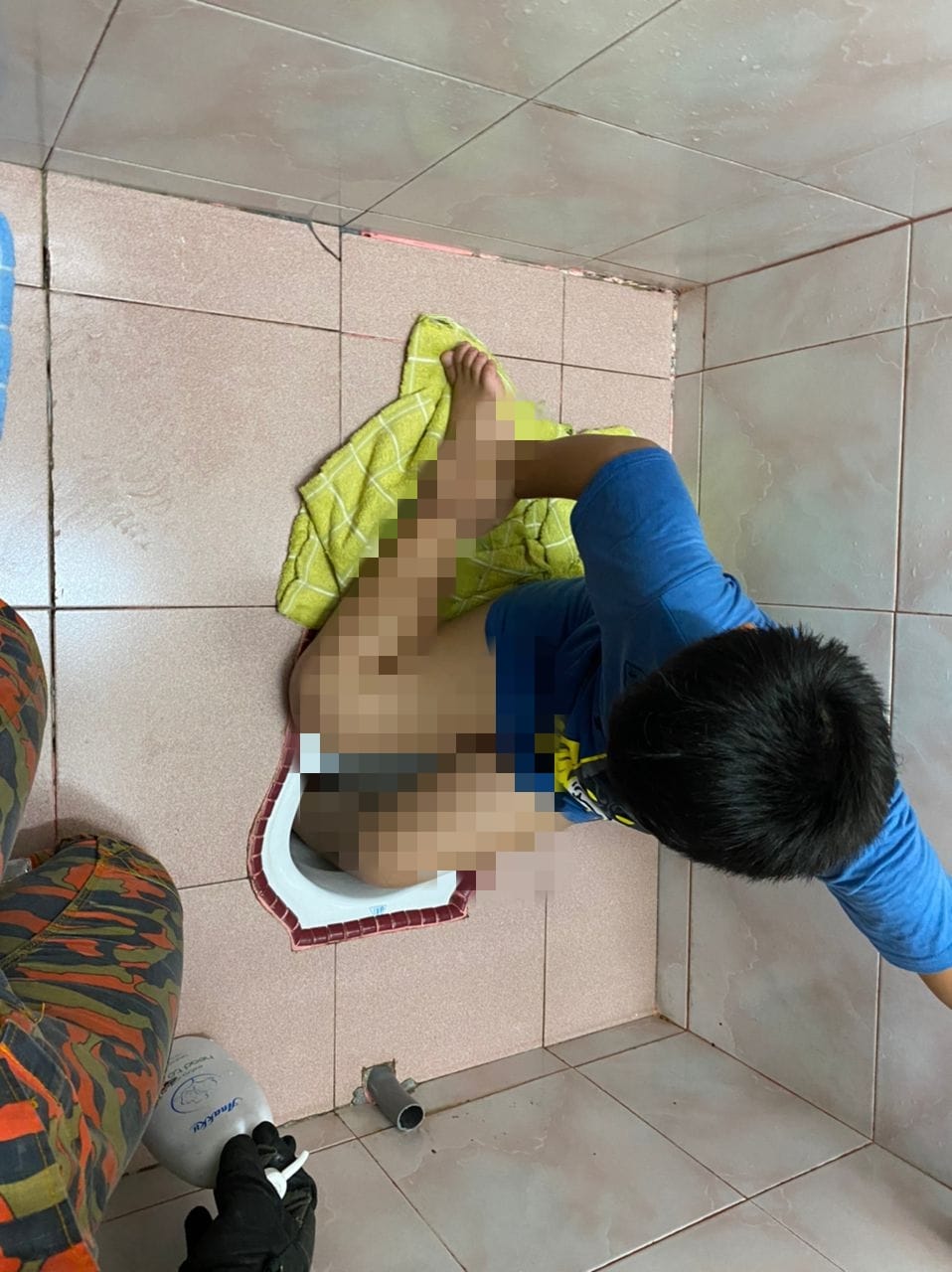 Kanak-kanak tahan azab 50 minit kaki ‘sangkut’ lubang tandas