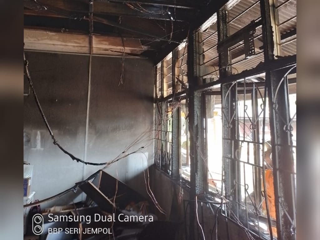 pejabat terbakar