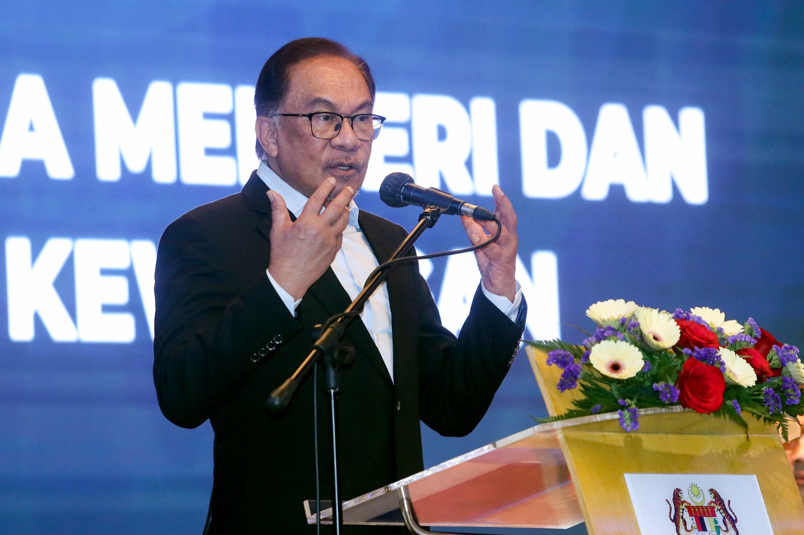 Warga MOF diseru angkat martabat kementerian – Anwar