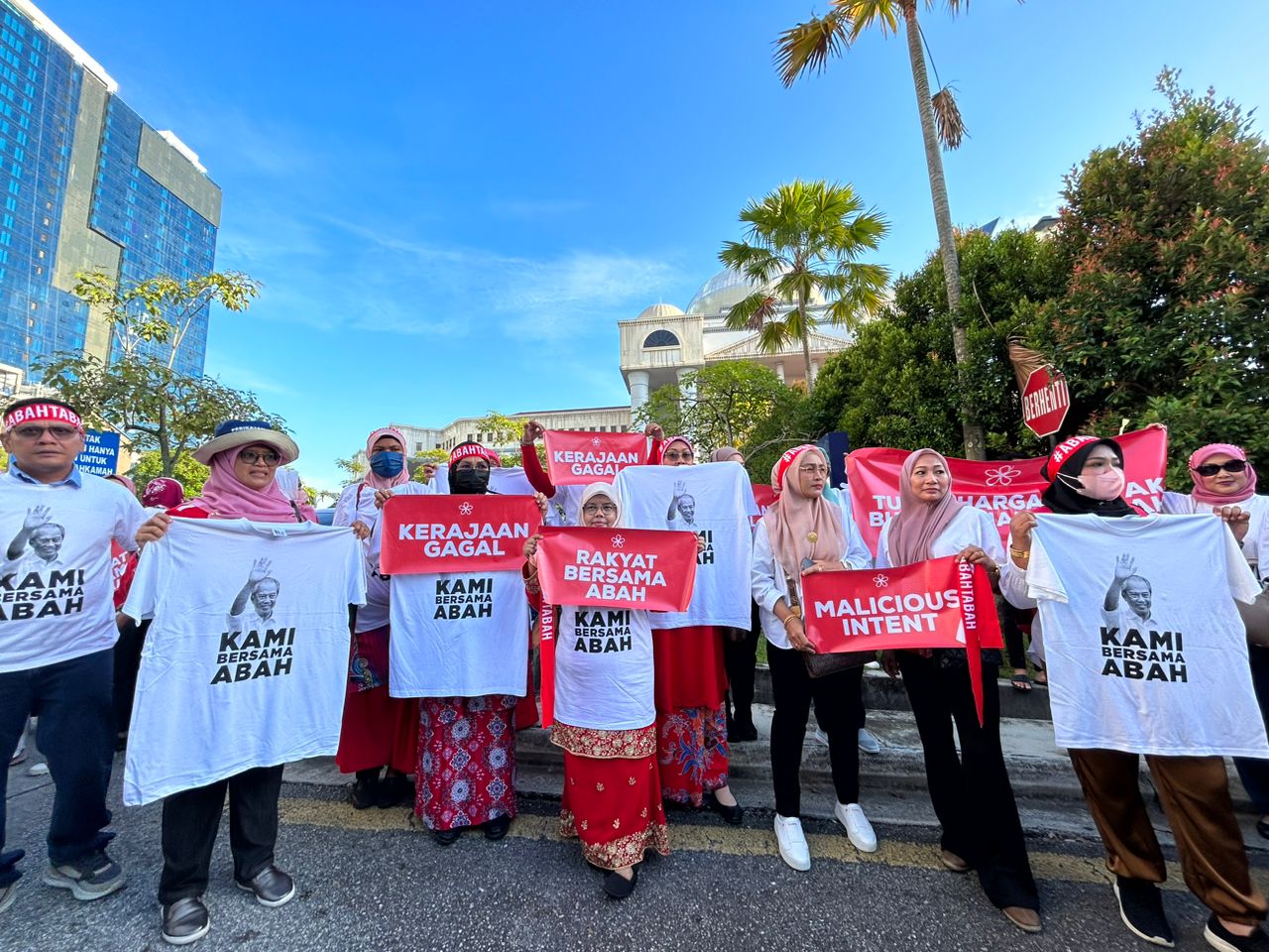 ‘Kami Bersama Abah’ – Penyokong Muhyiddin