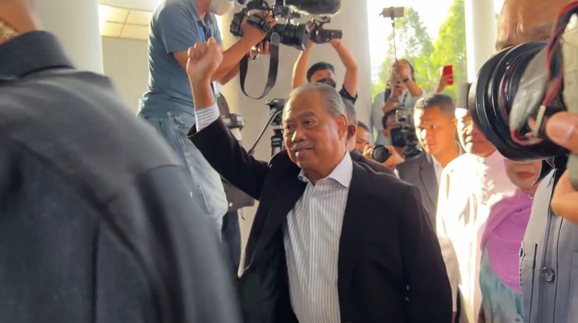 [VIDEO] Muhyiddin tiba di Mahkamah Kuala Lumpur, hadapi 6 pertuduhan