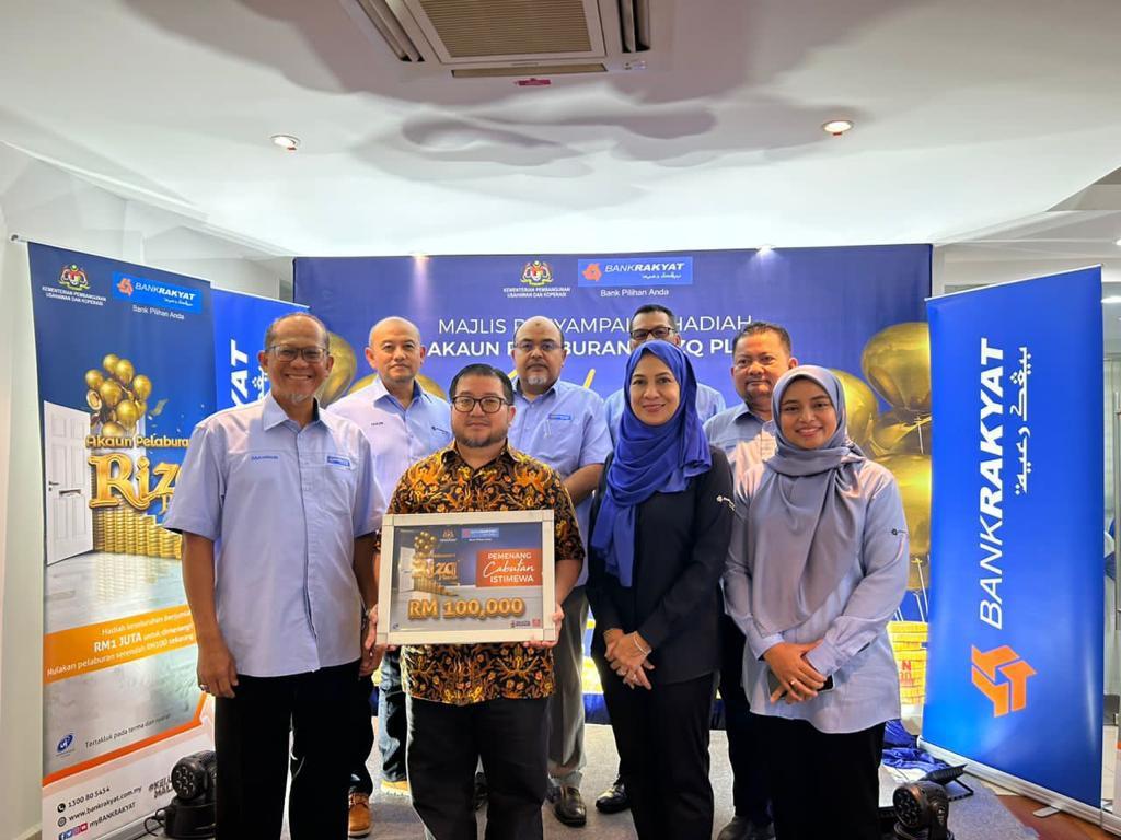 Pemenang cabutan Akaun Pelaburan-i Rizq Plus bawa pulang RM100,000