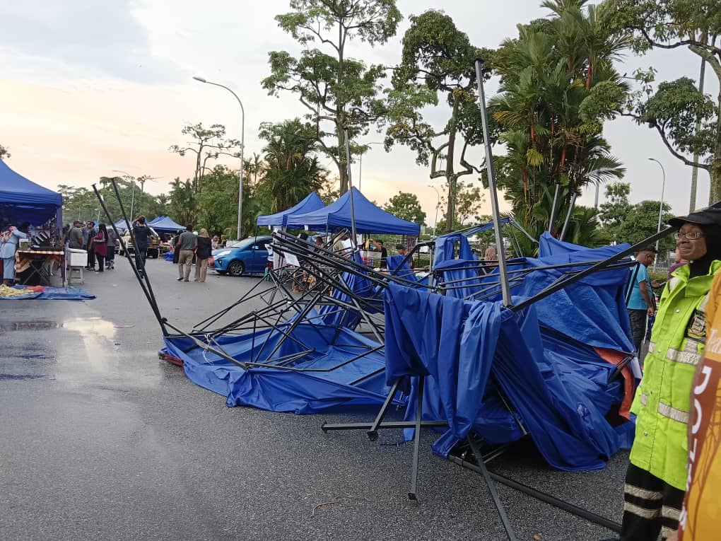 khemah rosak hujan lebat