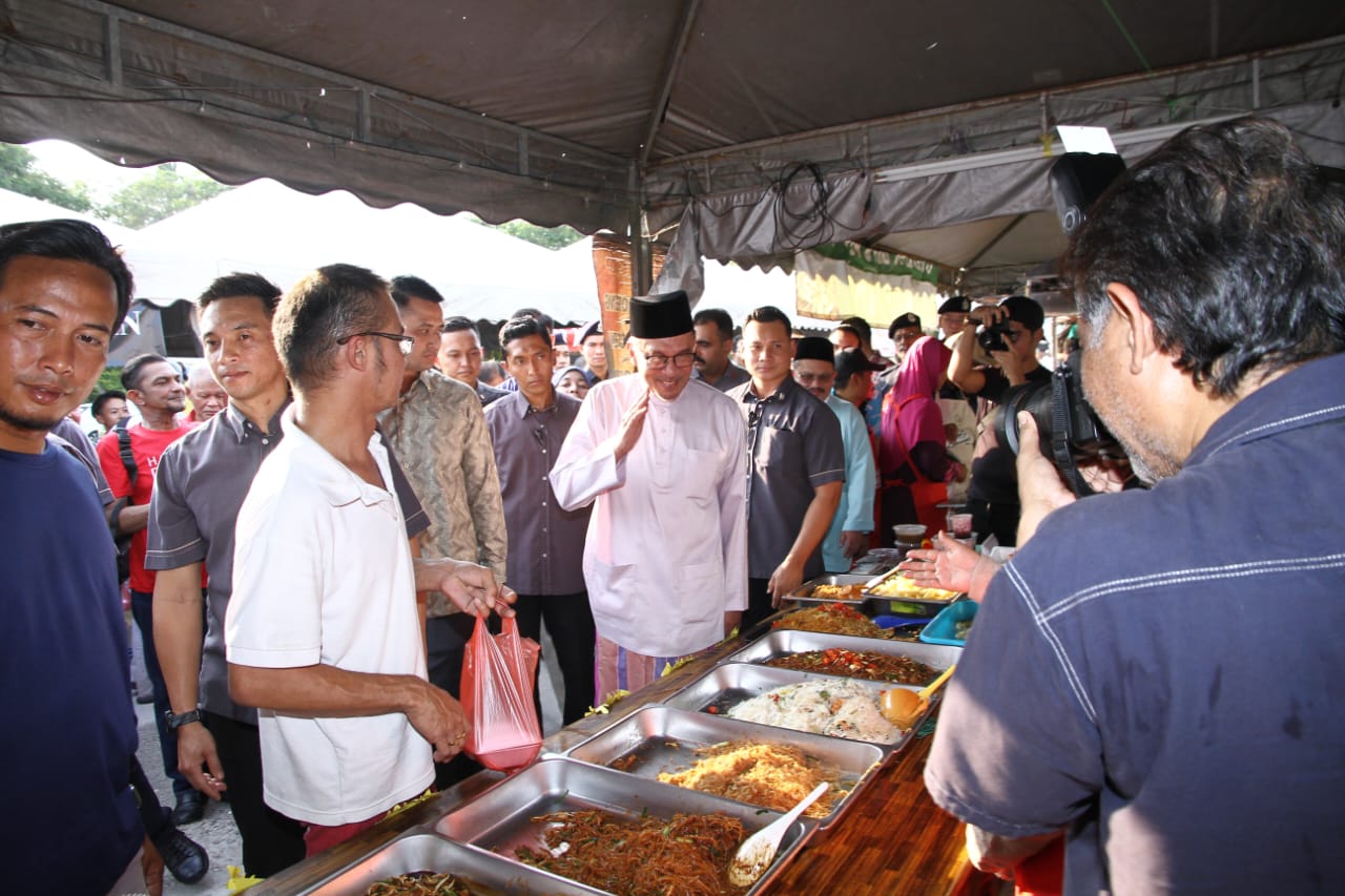 Anwar singgah Bazar Ramadan Taman Jati