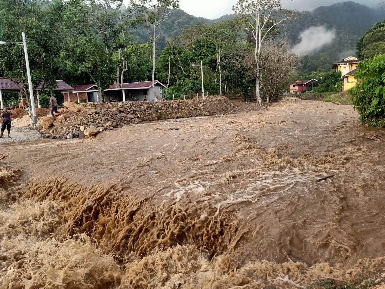 Penduduk cemas kejadian kepala air Sungai Titi Hayun, Seri Perigi