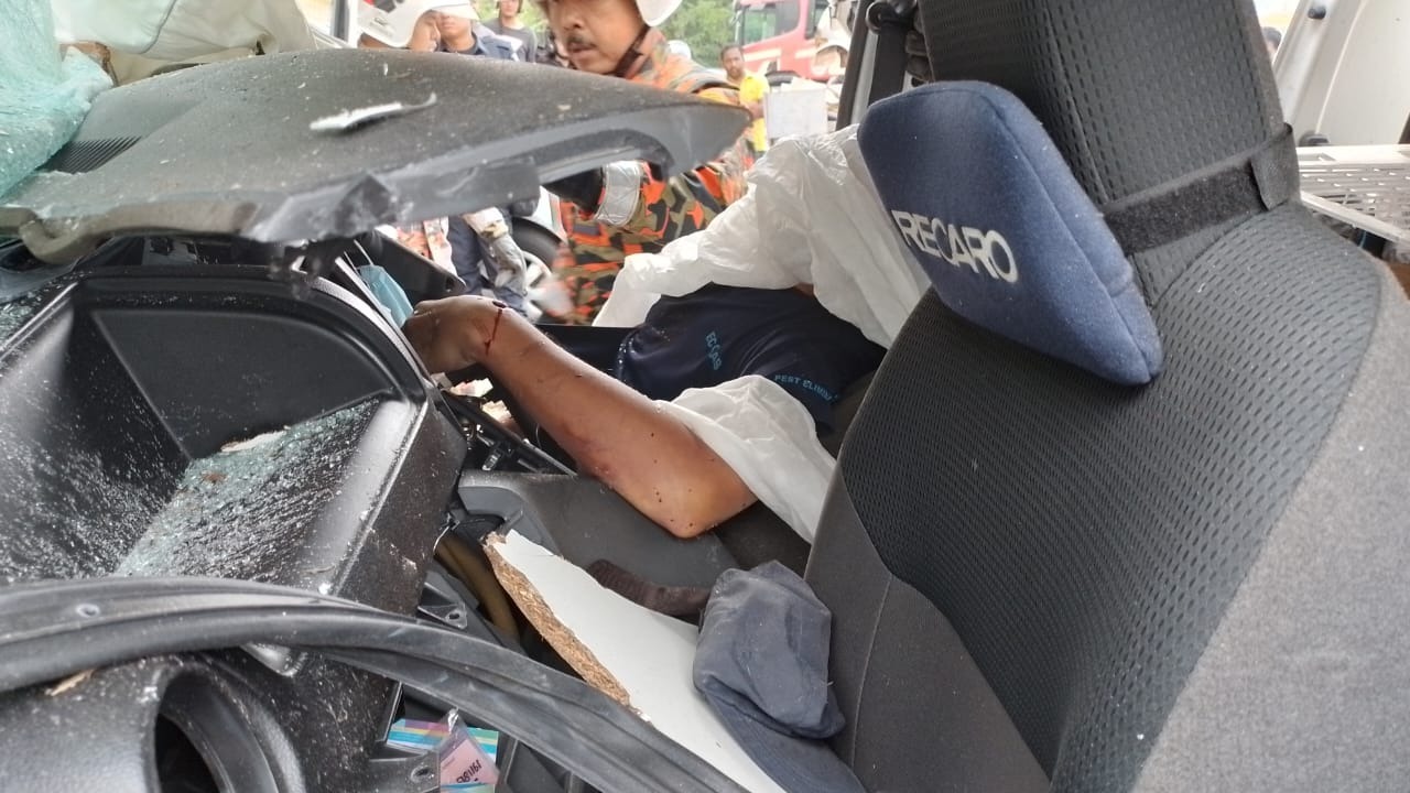 Pemandu van maut rempuh kedai runcit