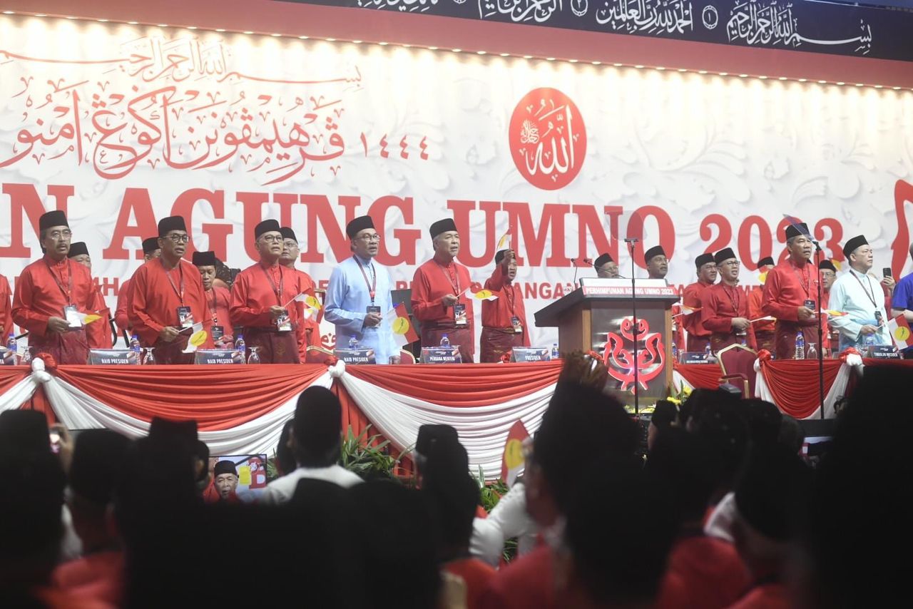 Anwar tak kekok nyanyi lagu UMNO