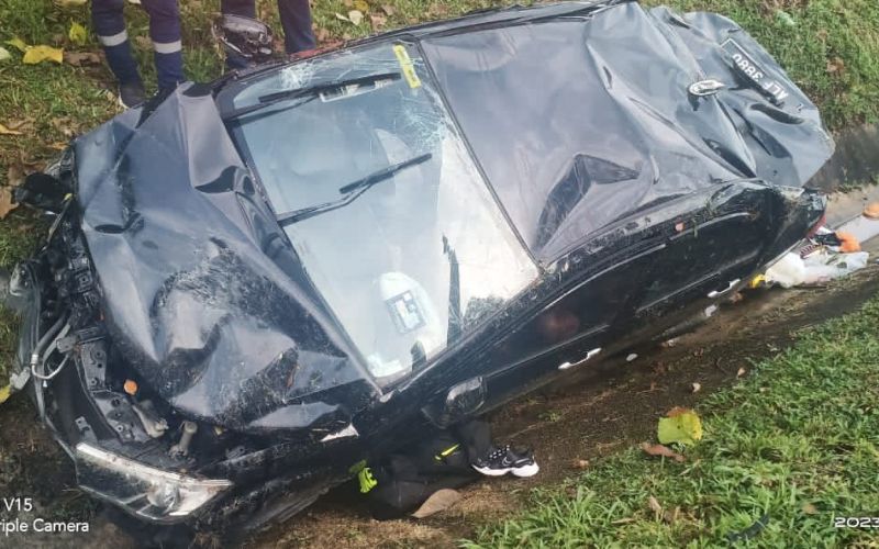 Wanita maut kereta terbabas dalam longkang di Karak