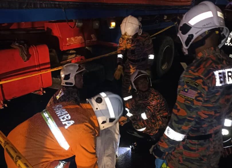 Dua rakan maut motosikal terbabit kemalangan dengan lori