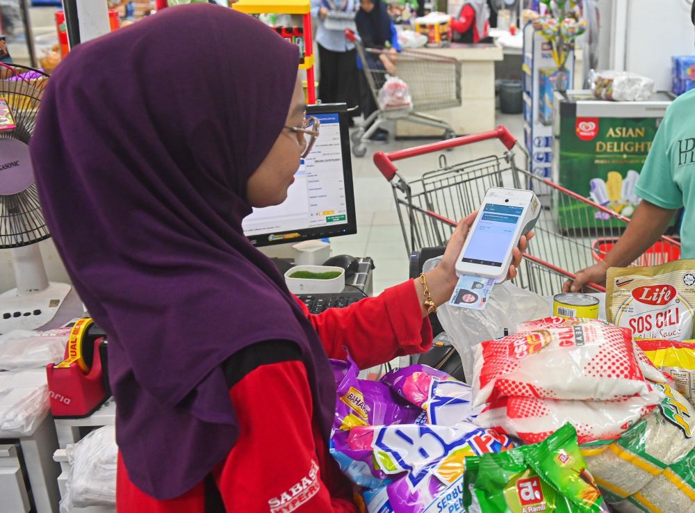 Lebih 3.9 Juta Penerima Sara Belanja Barang Asas Menggunakan MyKad