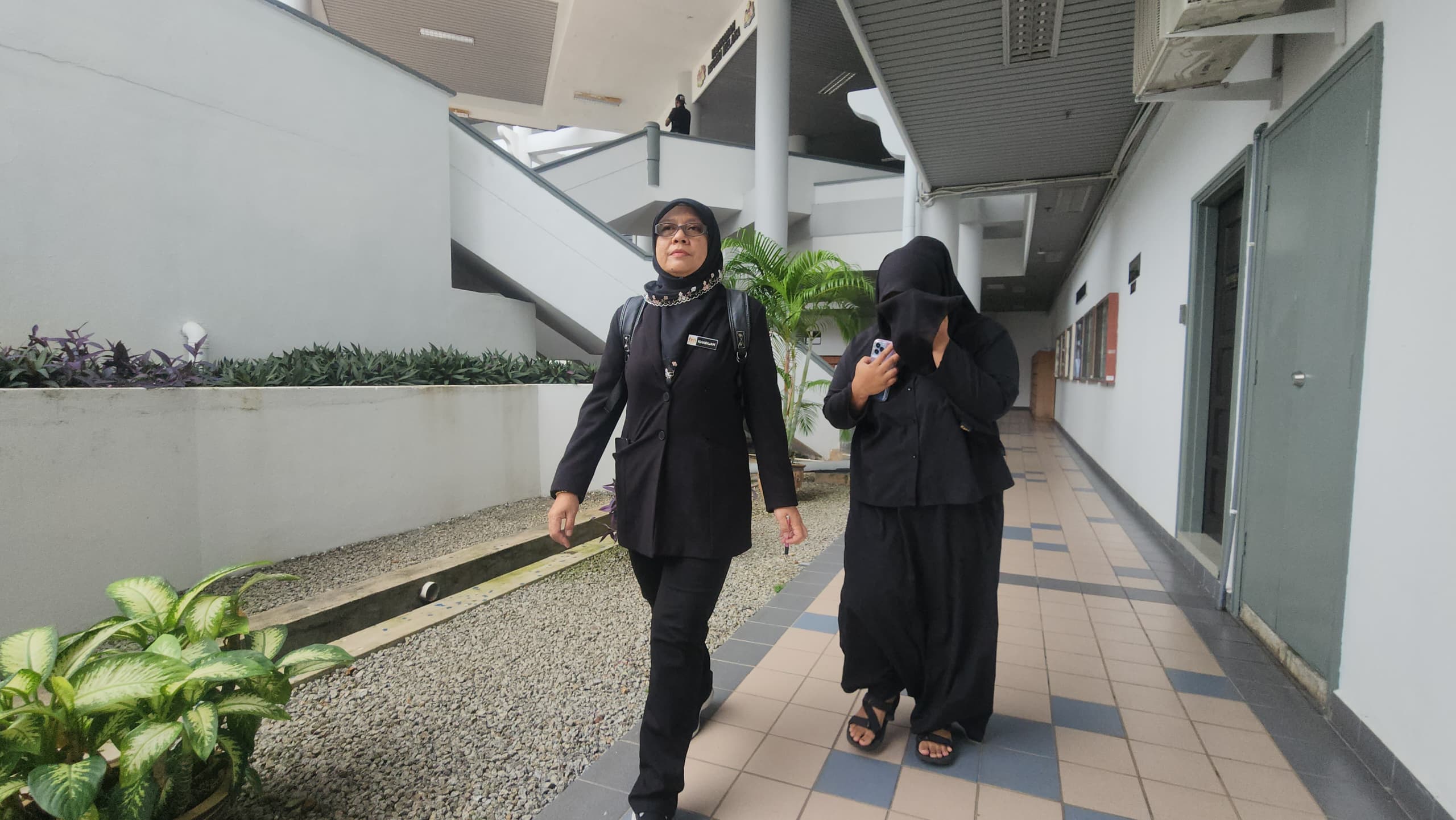'Mak buyung' menangis didakwa buka klinik gigi haram
