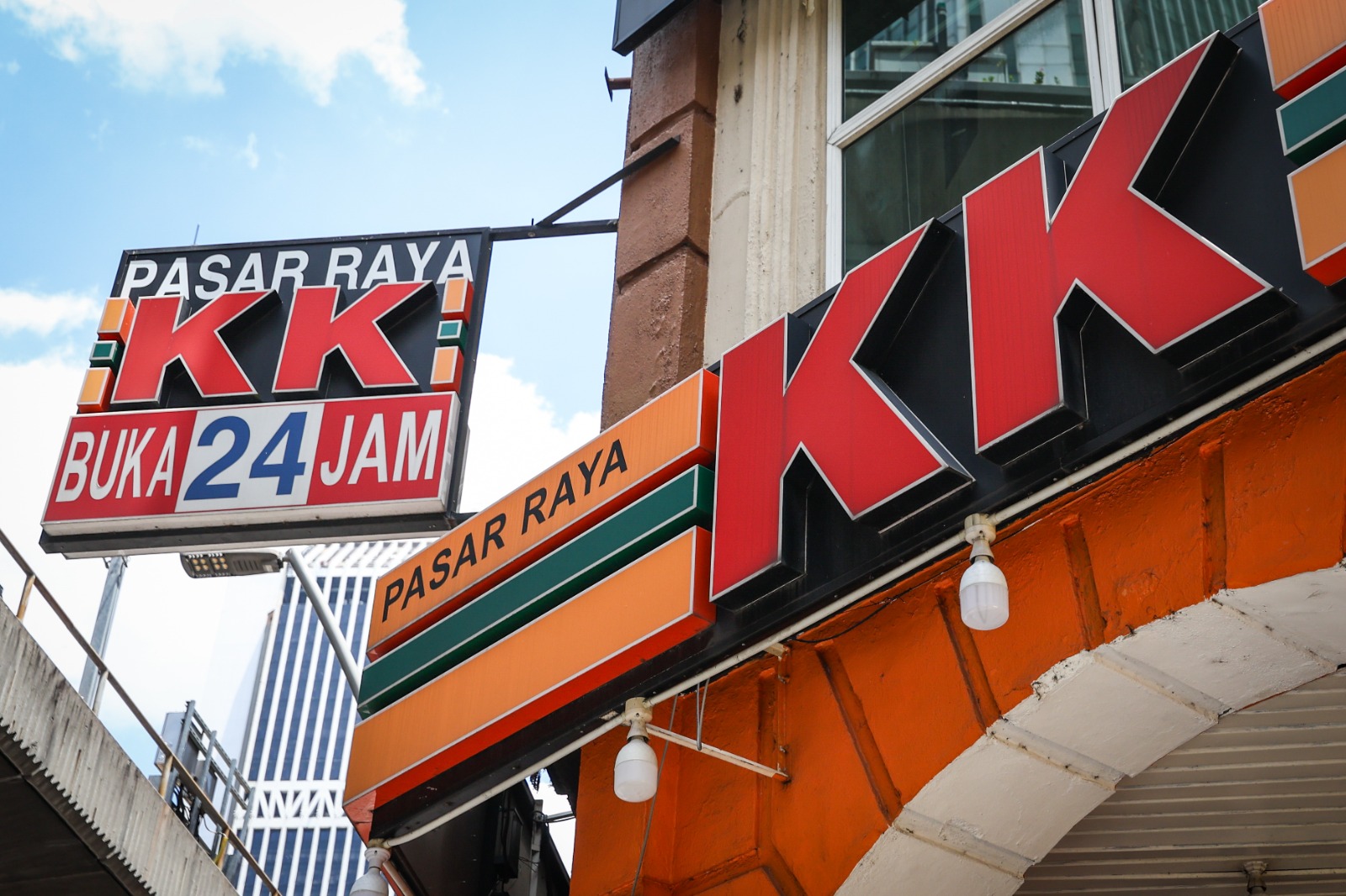 Berbelanja 13 barang asas Program Sara di KK Super Mart
