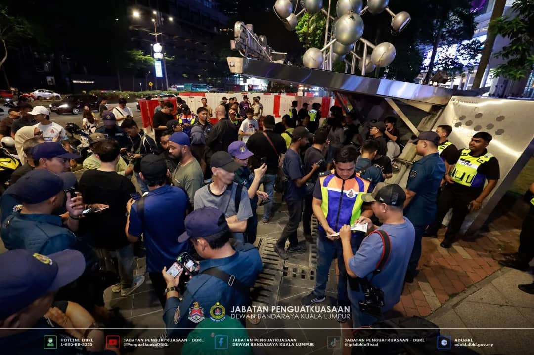 41 jurugambar jalanan KLCC kena kompaun