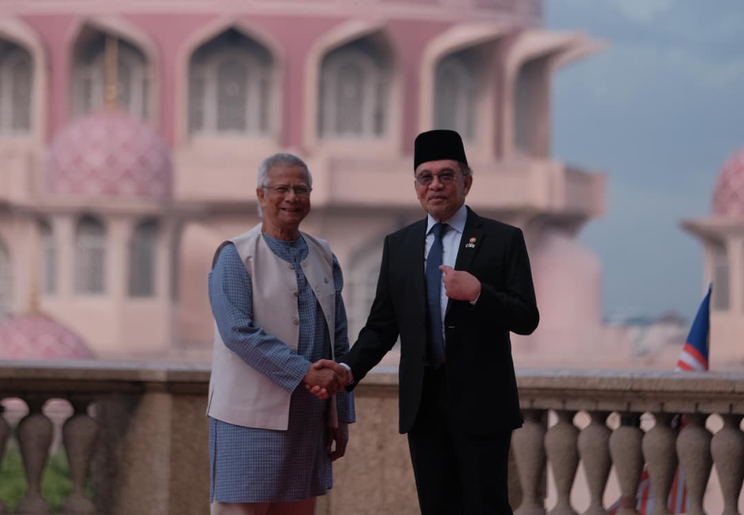 Penasihat Kerajaan Bangladesh diberi sambutan rasmi di Kompleks Perdana Putra