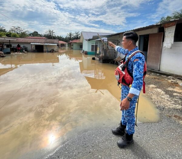 Mangsa banjir Kampung Jimah Lama pulang ke rumah