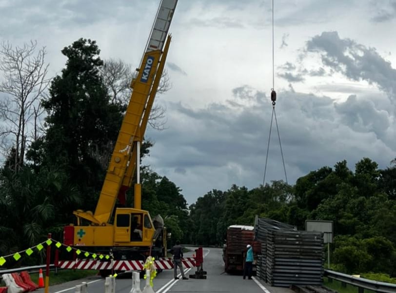 KKR bina jambatan Bailey di lokasi tanah mendap di Machang