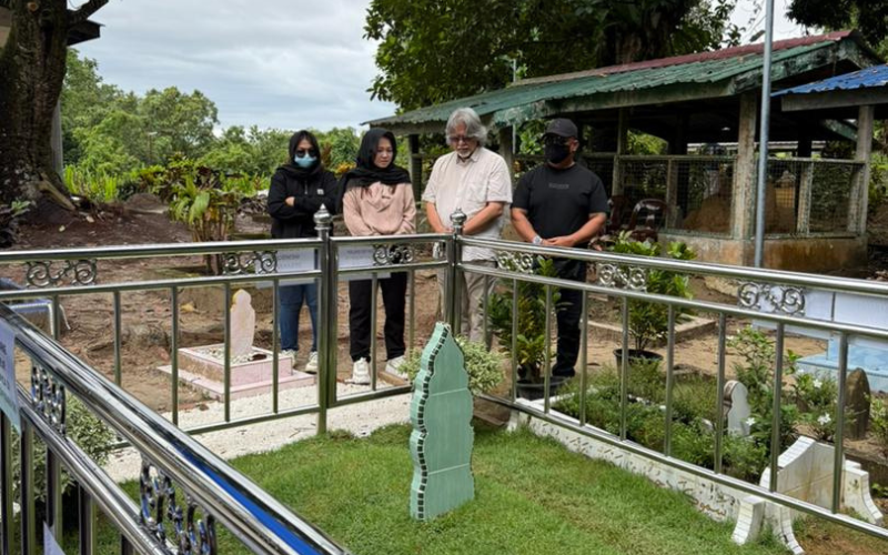 Ram Singh lawat kubur Zara, mohon petunjuk kebenaran