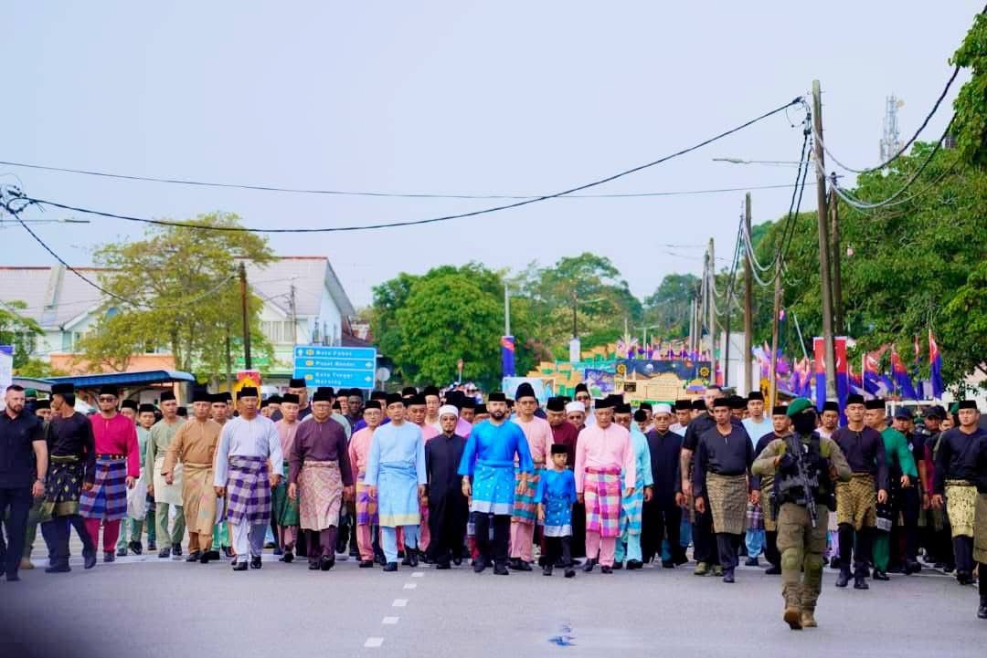 TMJ bersama 5,000 rakyat berarak sempena Maulidur Rasul di Johor
