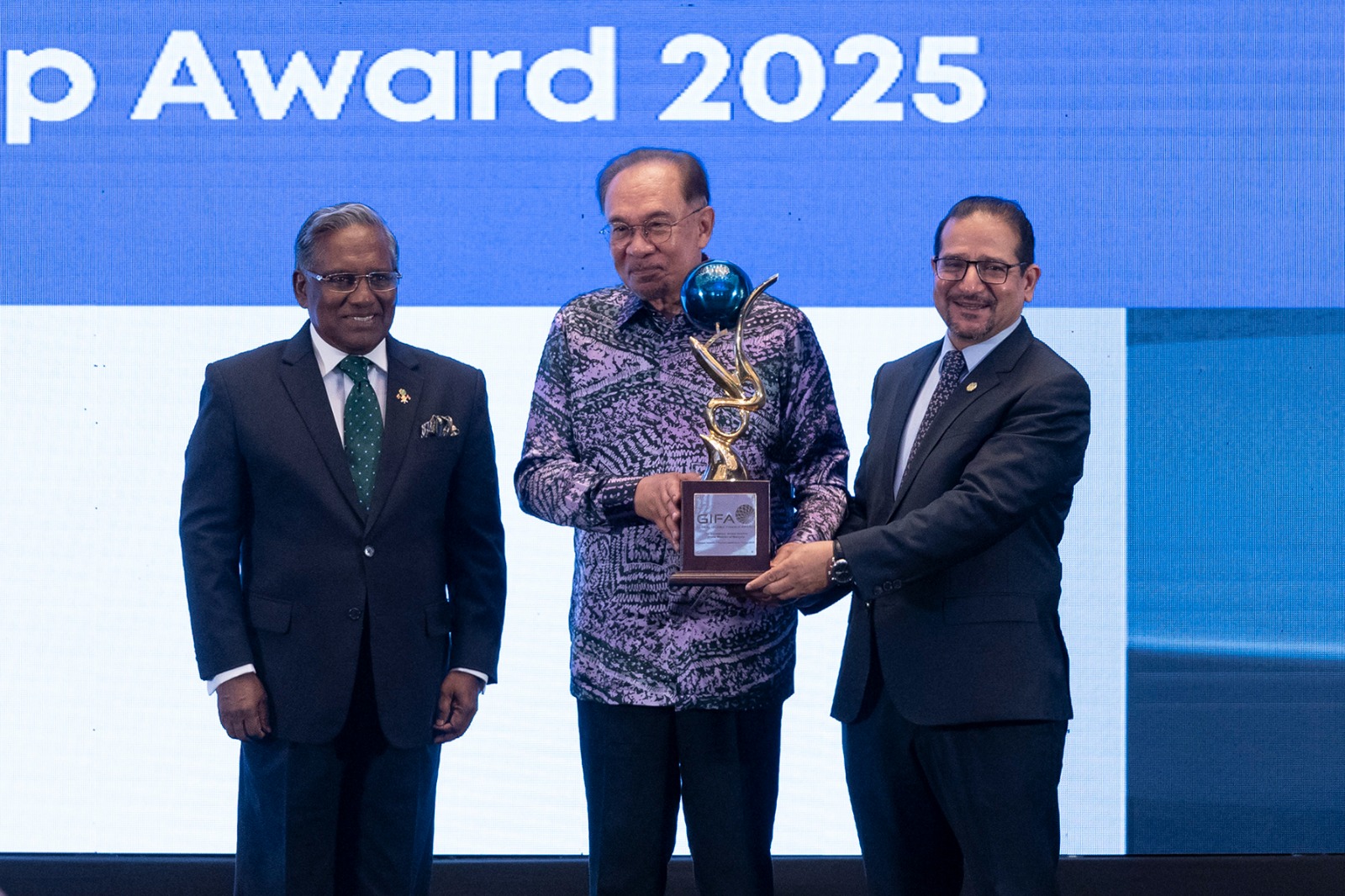 Anwar terima Anugerah Kepimpinan Kewangan Islam Global 2025