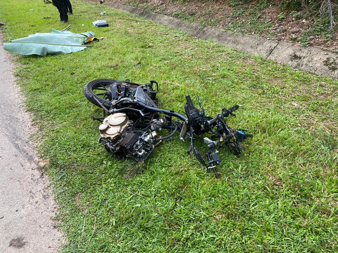 Lelaki diseret 40 meter, motosikal bertembung trak pikap