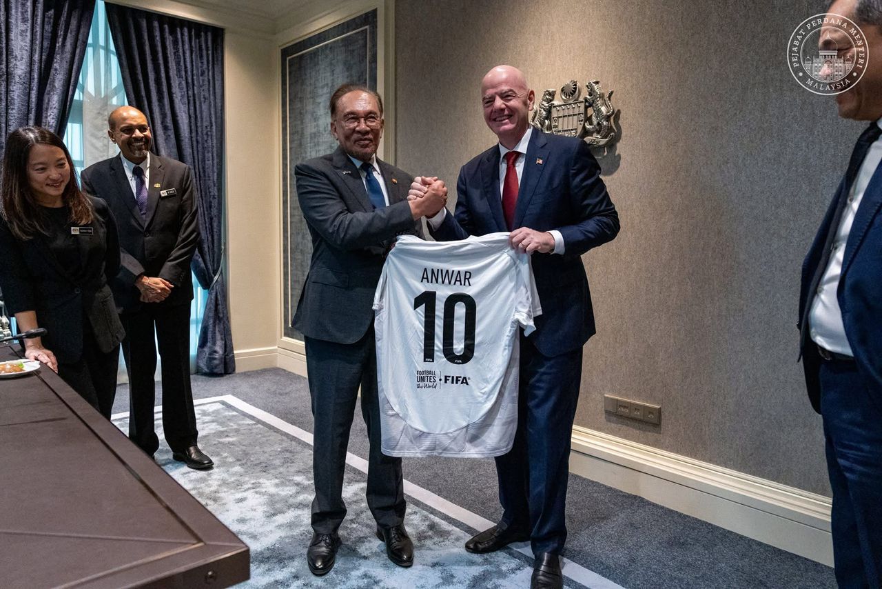 Anwar terima jersi nombor 10 daripada Presiden FIFA