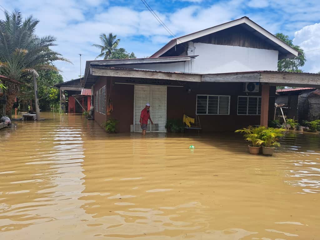 Air lambat surut, penduduk bimbang banjir termenung