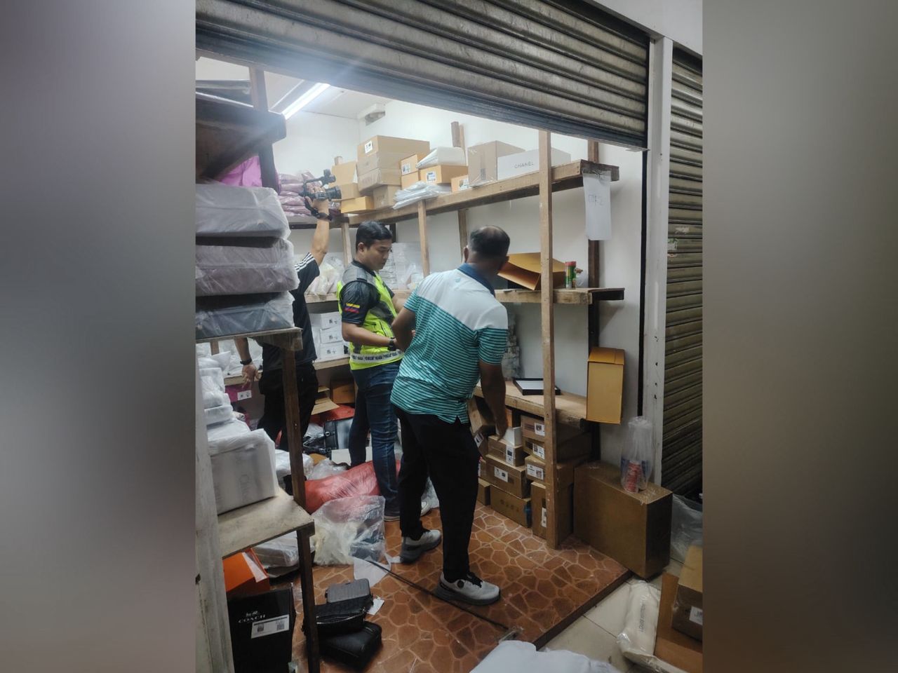 7 bilik rahsia diubah jadi stor simpan barang tiruan