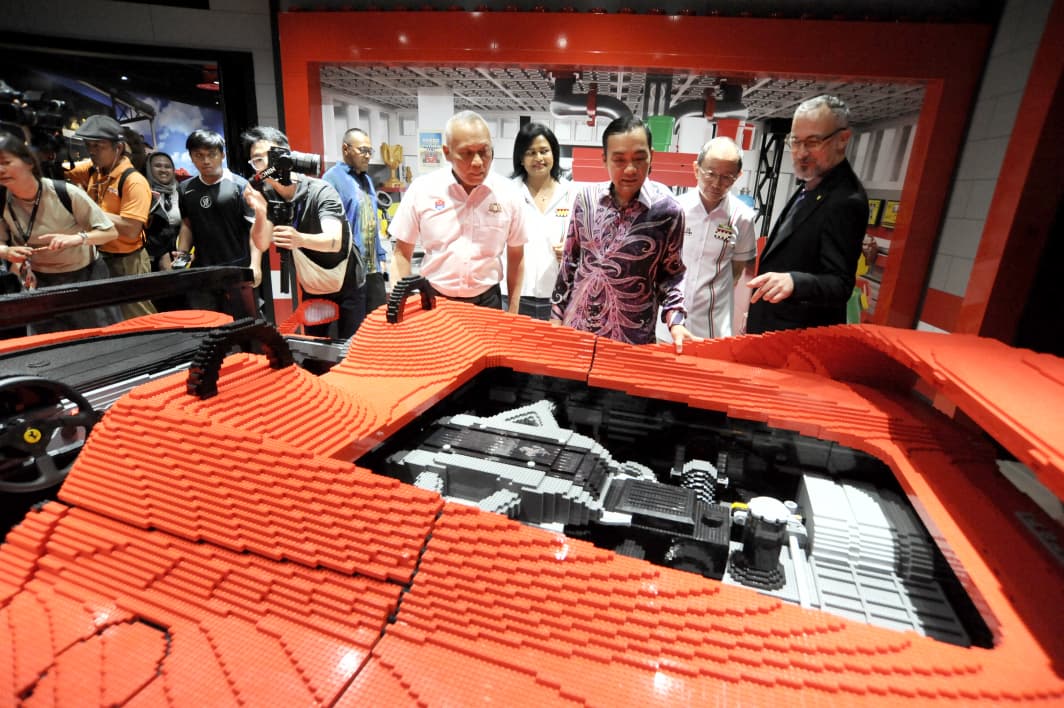 Rasai pengalaman bina, lumba lego Ferrari di Legoland