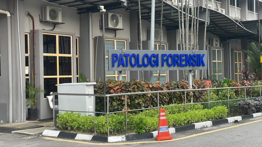 Keluarga sugul menanti bedah siasat pelajar mati ditikam