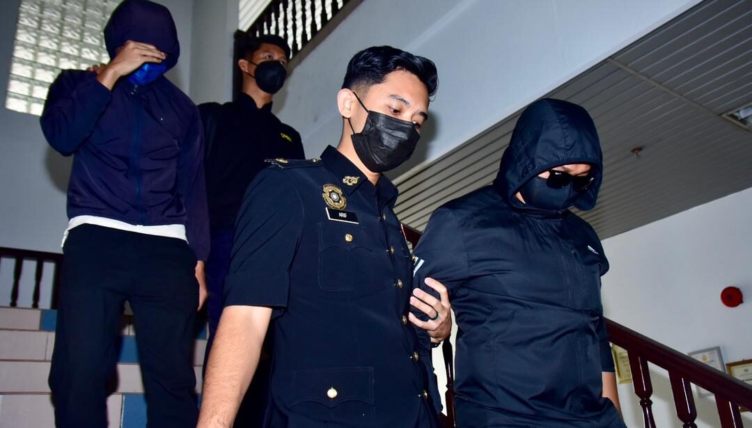 Dua polis didakwa terima RM2,000 lepaskan pasangan buat maksiat