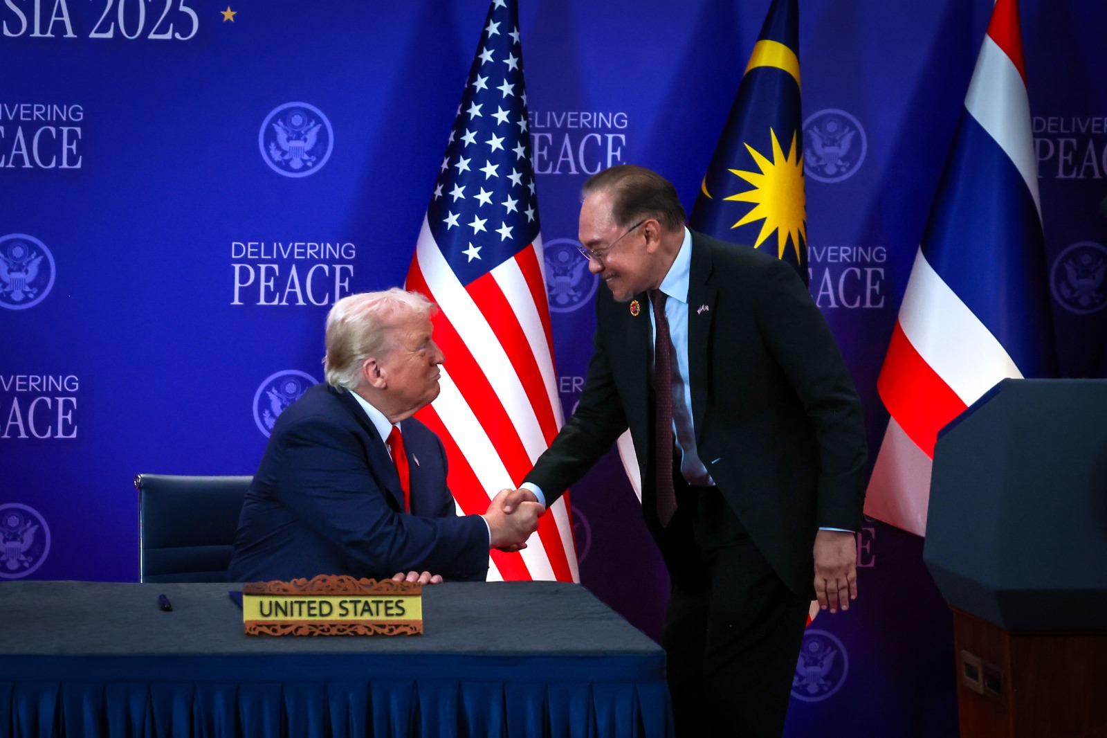 ASEAN ke-47: Trump puji tandatangan Anwar artistik