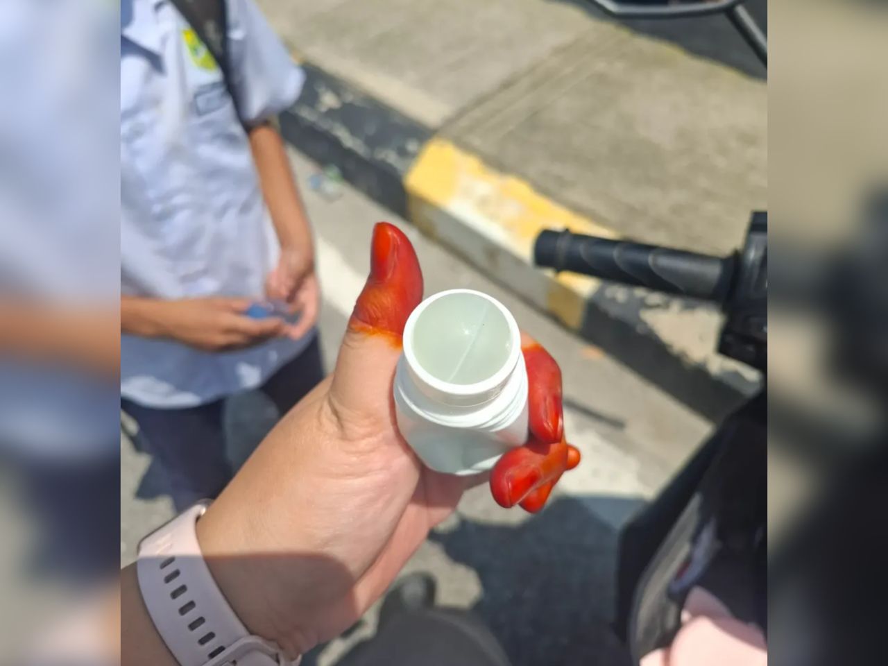 Runsing penjaja jual jajan seakan deodoran di hadapan sekolah