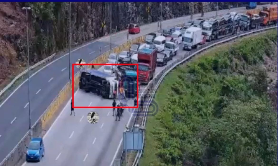 Treler melintang dekat Terowong Menora