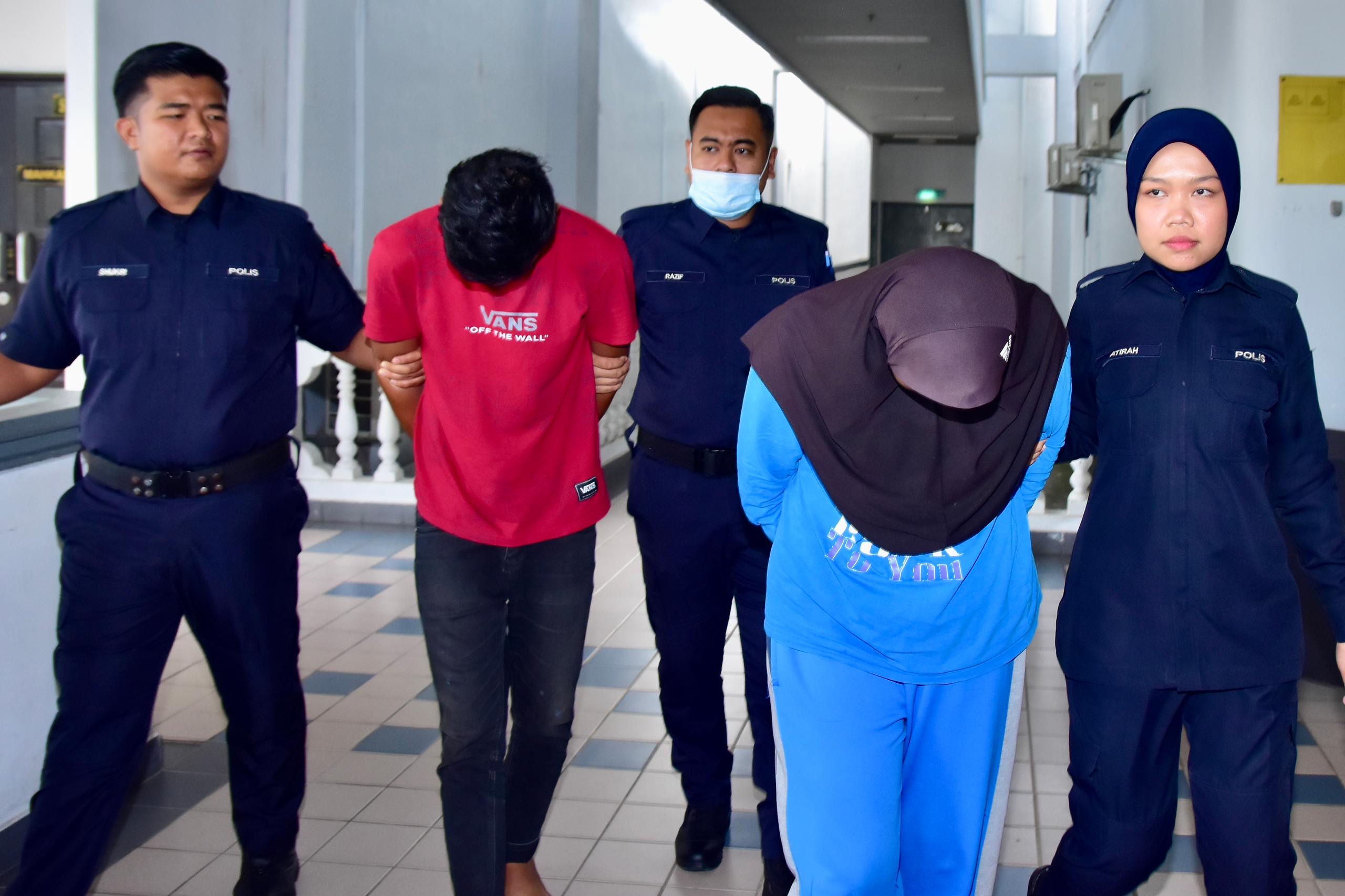 Pasangan nafi dera anak angkat guna air panas, pemetik api