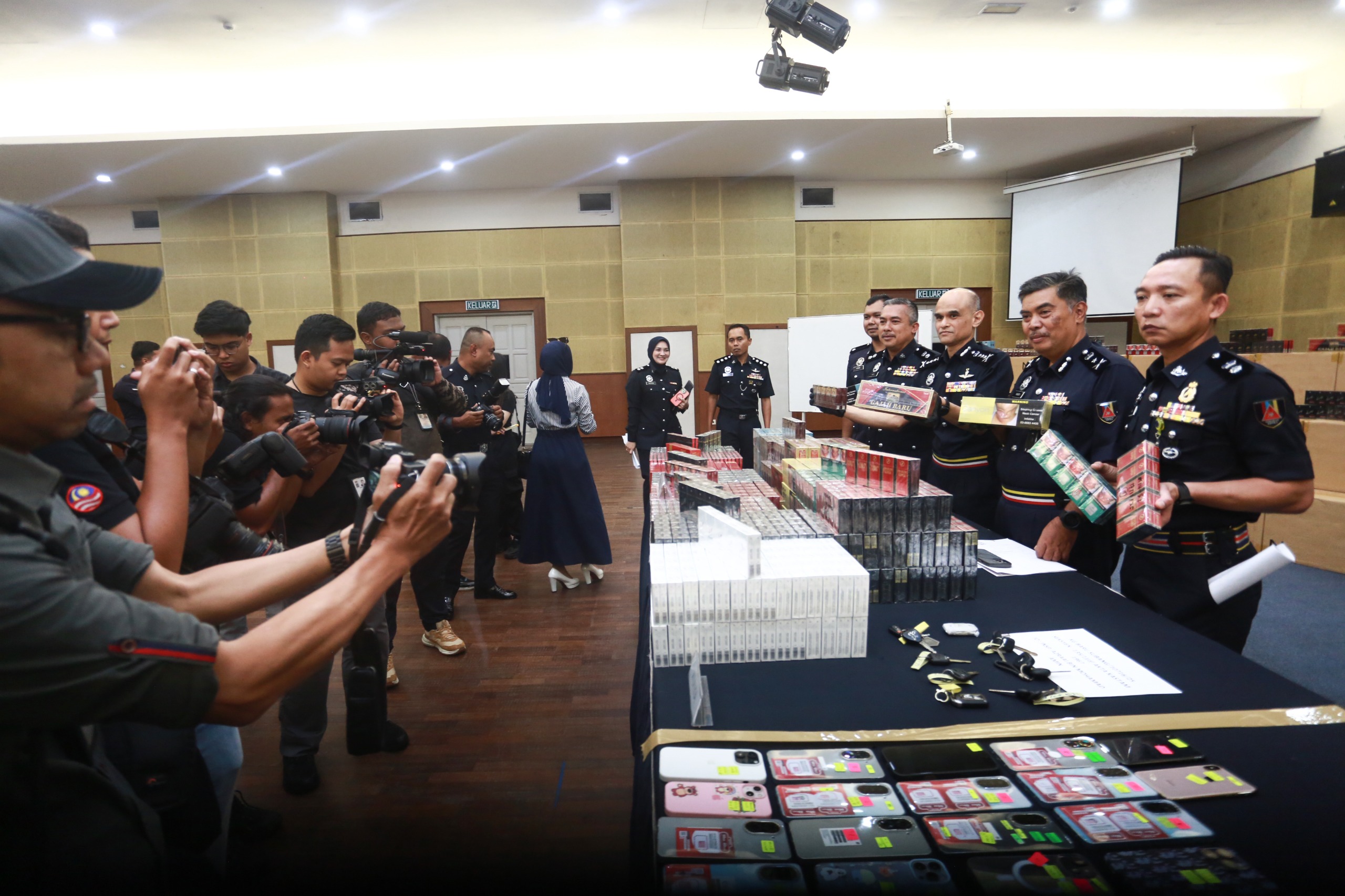 Upah RM200 buruh asing punggah rokok seludup