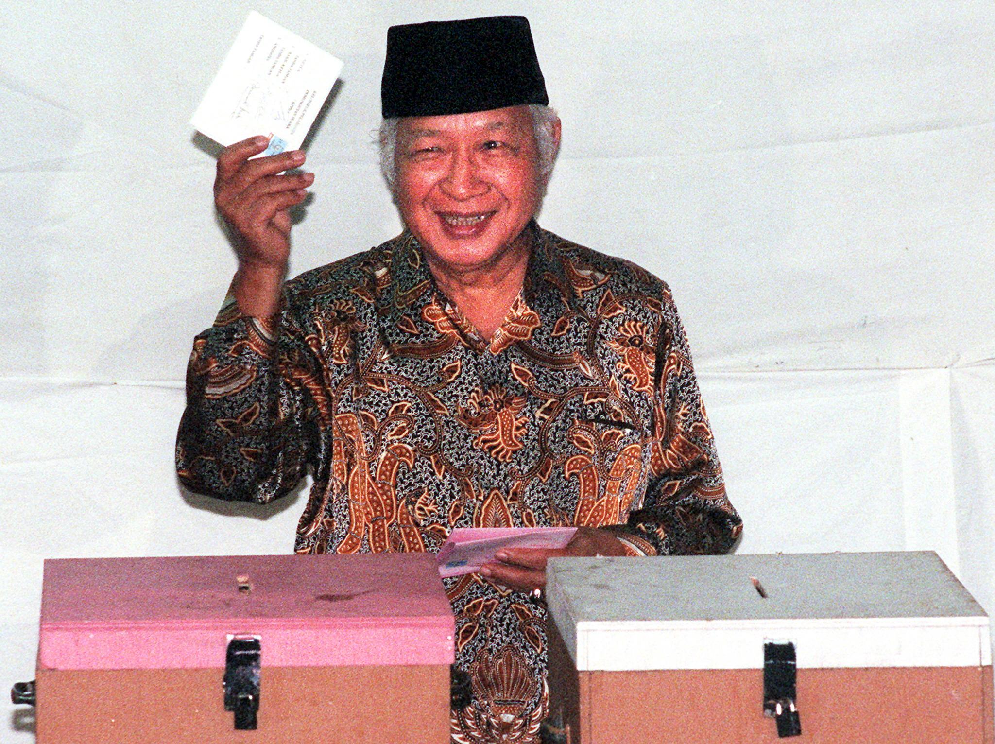 Cadangan gelaran wira negara untuk Suharto terima tentangan 