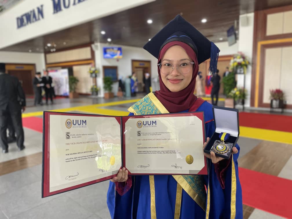 Pesakit kanser tahap 4 menangis terima anugerah UUM