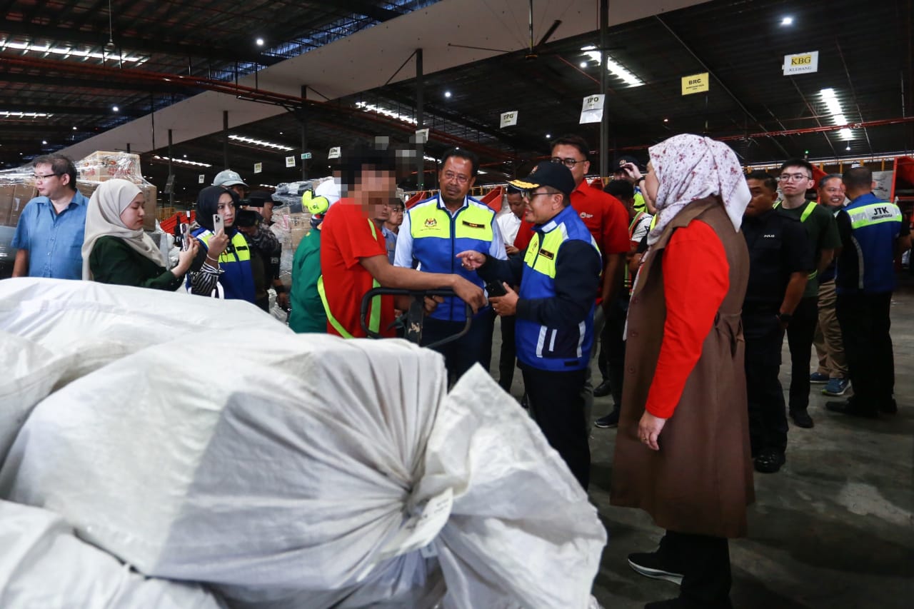 Majikan kejam, pekerja logistik tidak dibayar gaji, caruman