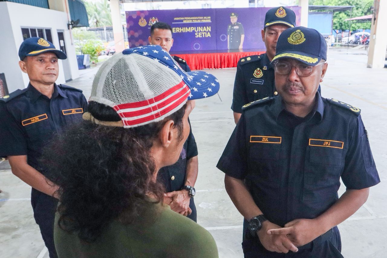 [VIDEO] Drebar bas pecut elak ditahan sebab ikut cakap majikan